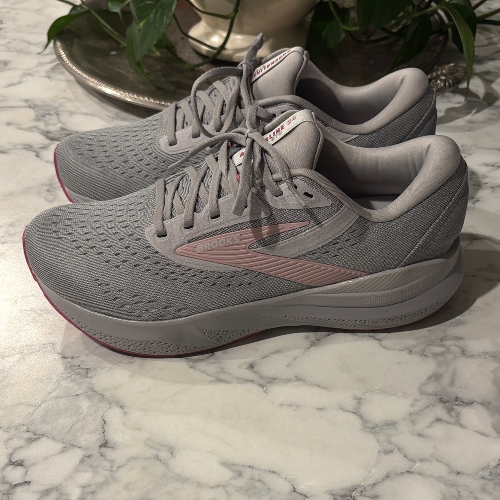 Brooks Women's Adrenaline 24 GTS Gray and Pink NWOT - Picture 4 of 8